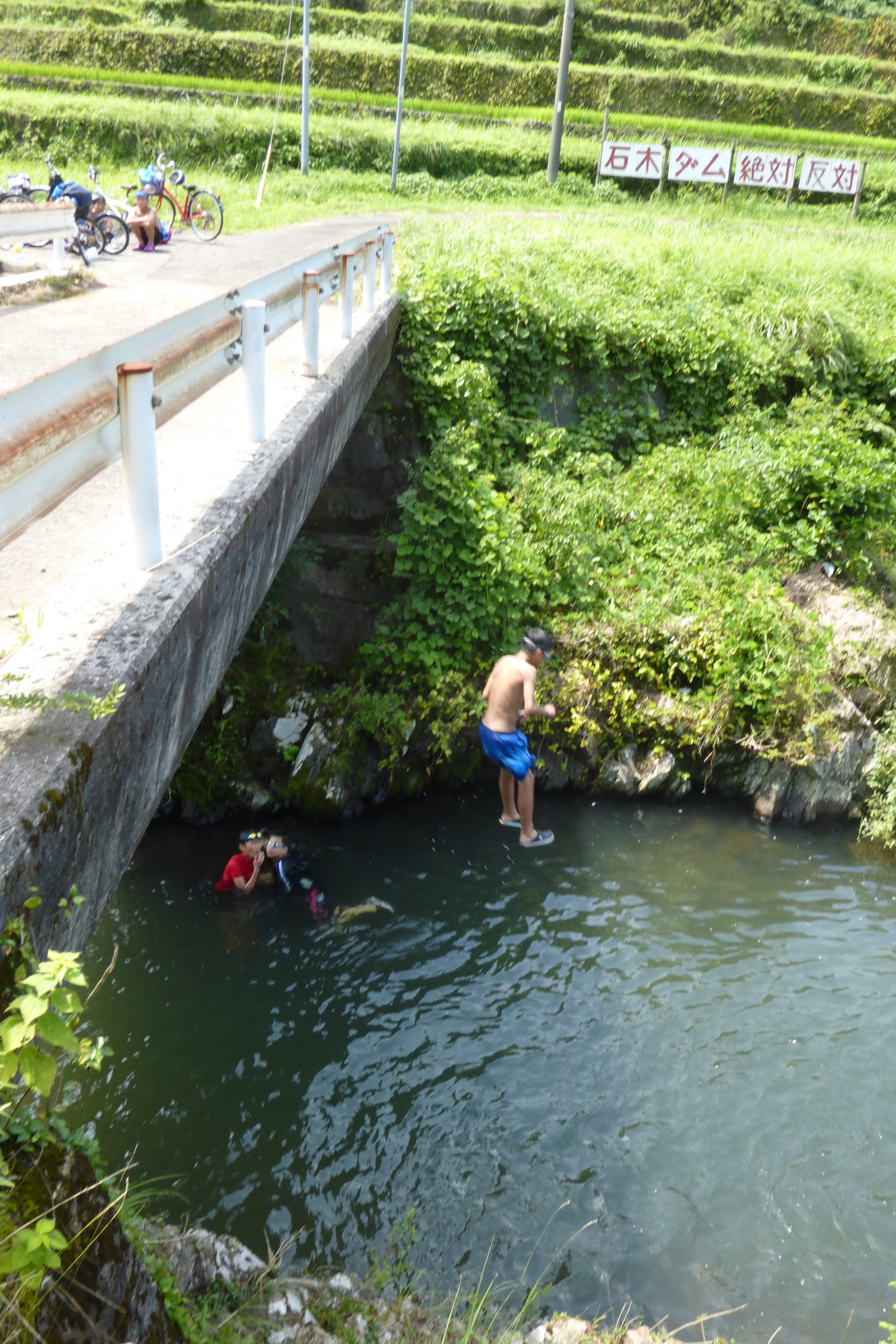 石木川で川遊び。橋の上から飛び込みます！