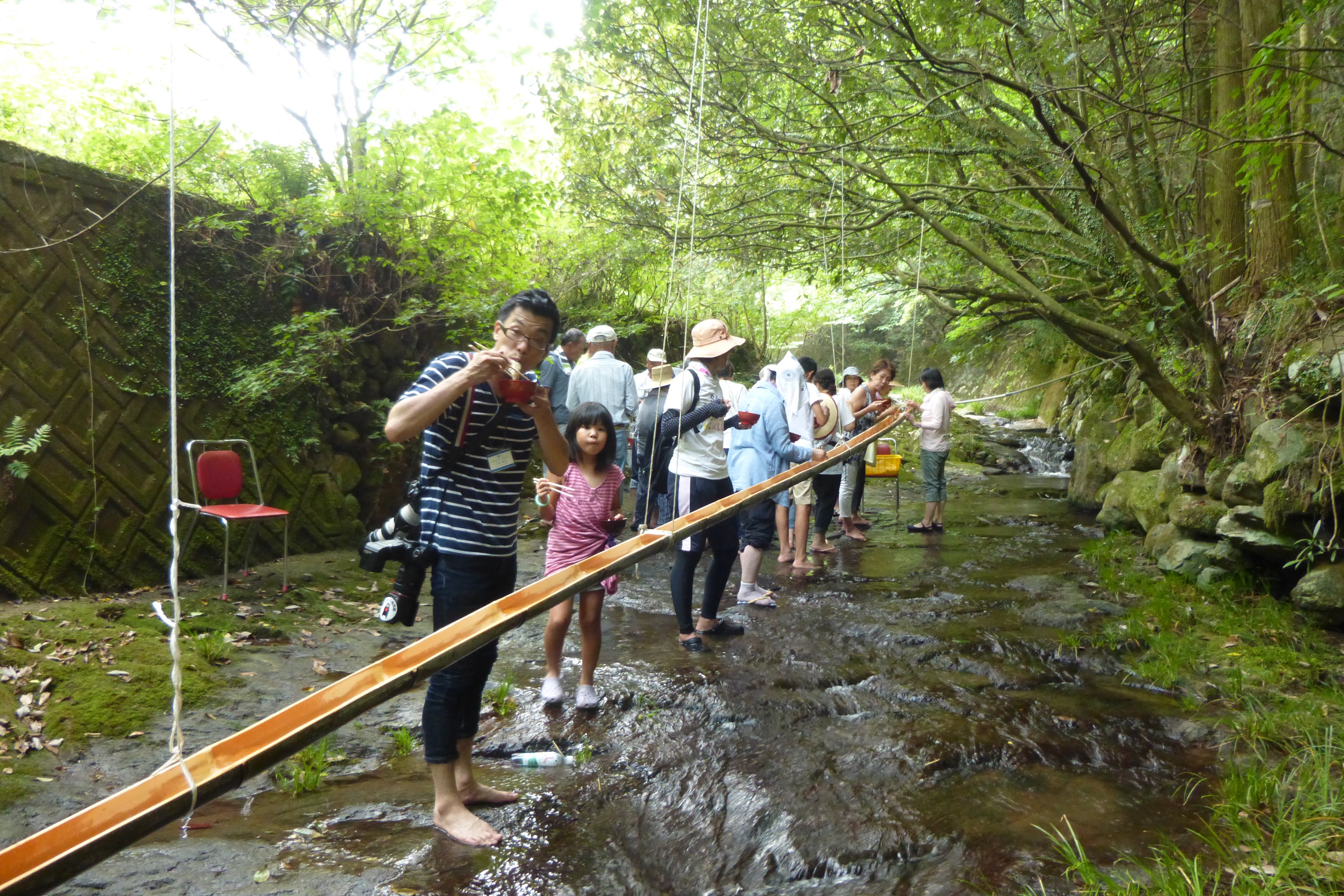 真夏は石木川の浅瀬で納涼そうめん流しをします。